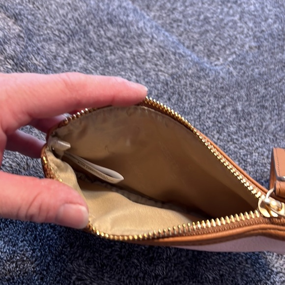 👛 a cute wristlet - Picture 3 of 3